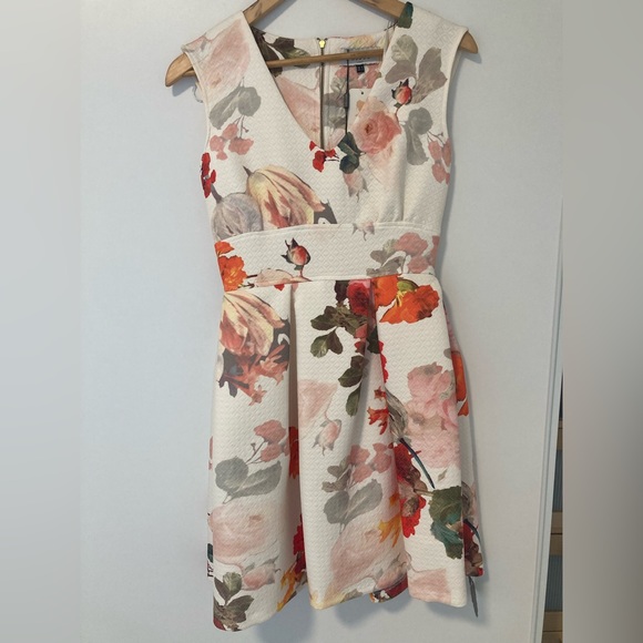 NWT quilted floral dress by Closet London - Picture 1 of 4
